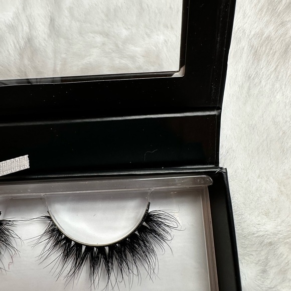 Lilly Lashes Dramatic Black Eyelashes - Picture 4 of 4